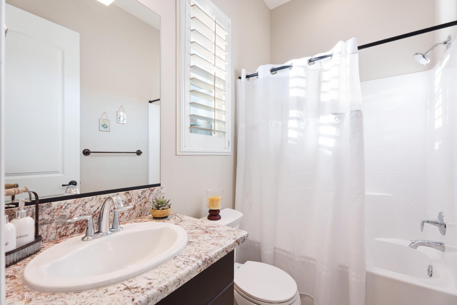 822 Overstone Ave Ave, Madera, CA 93636