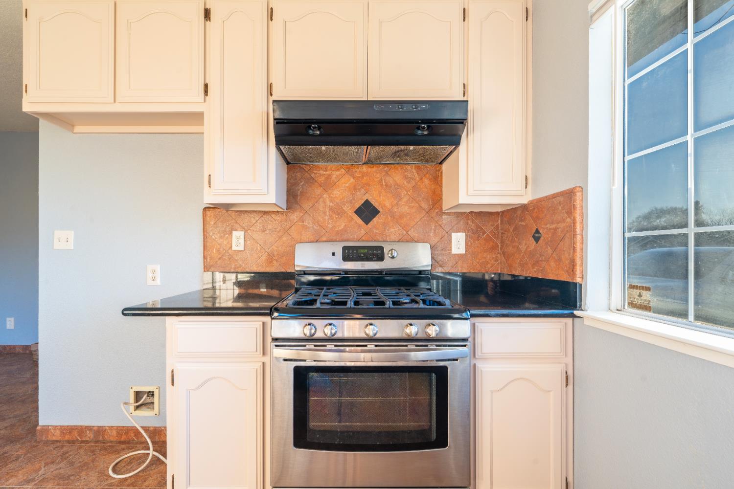 601 Oakridge Dr, Madera, CA 93637