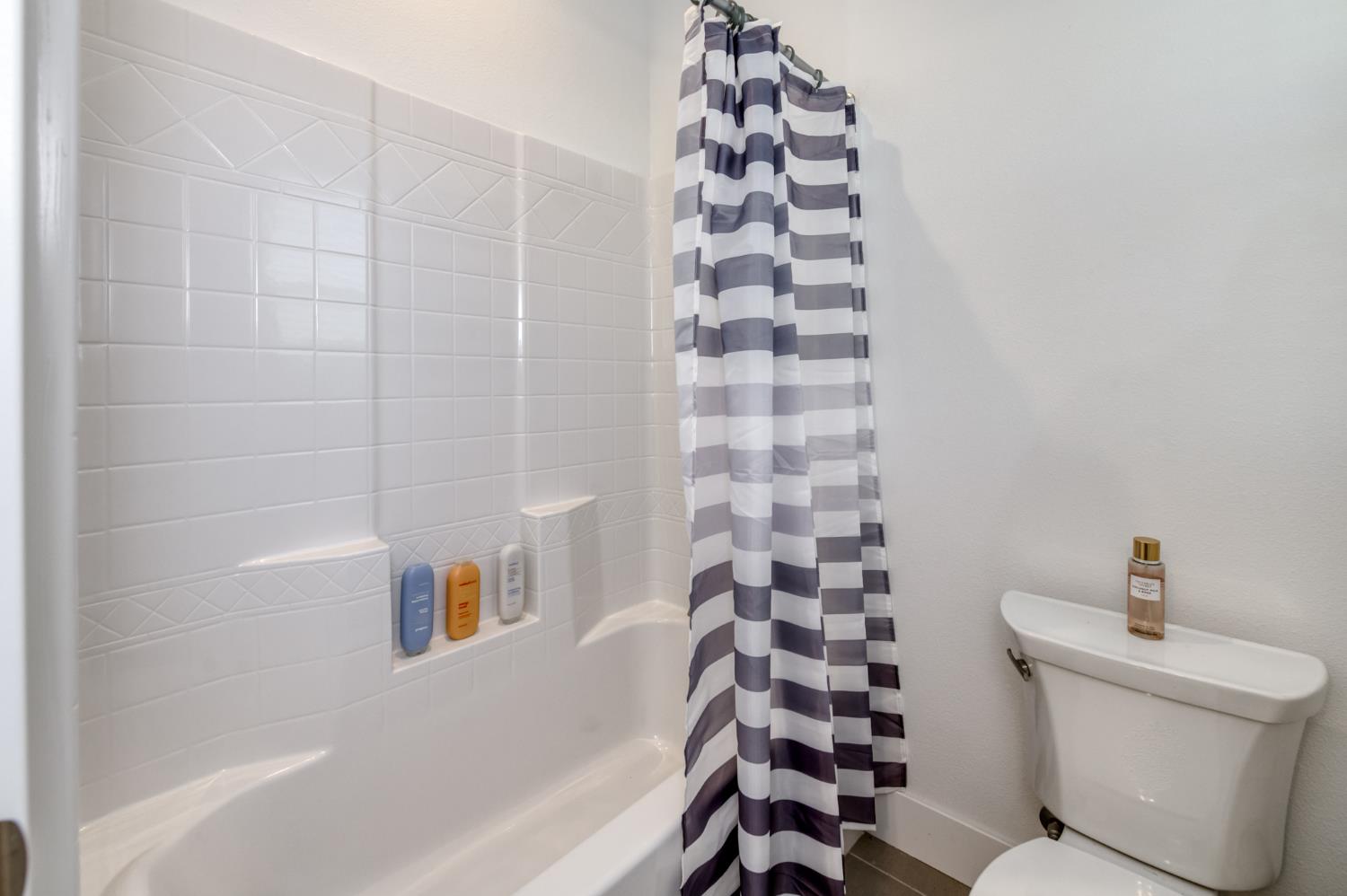 1042 Beaver Pond Loop, Madera, CA 93636