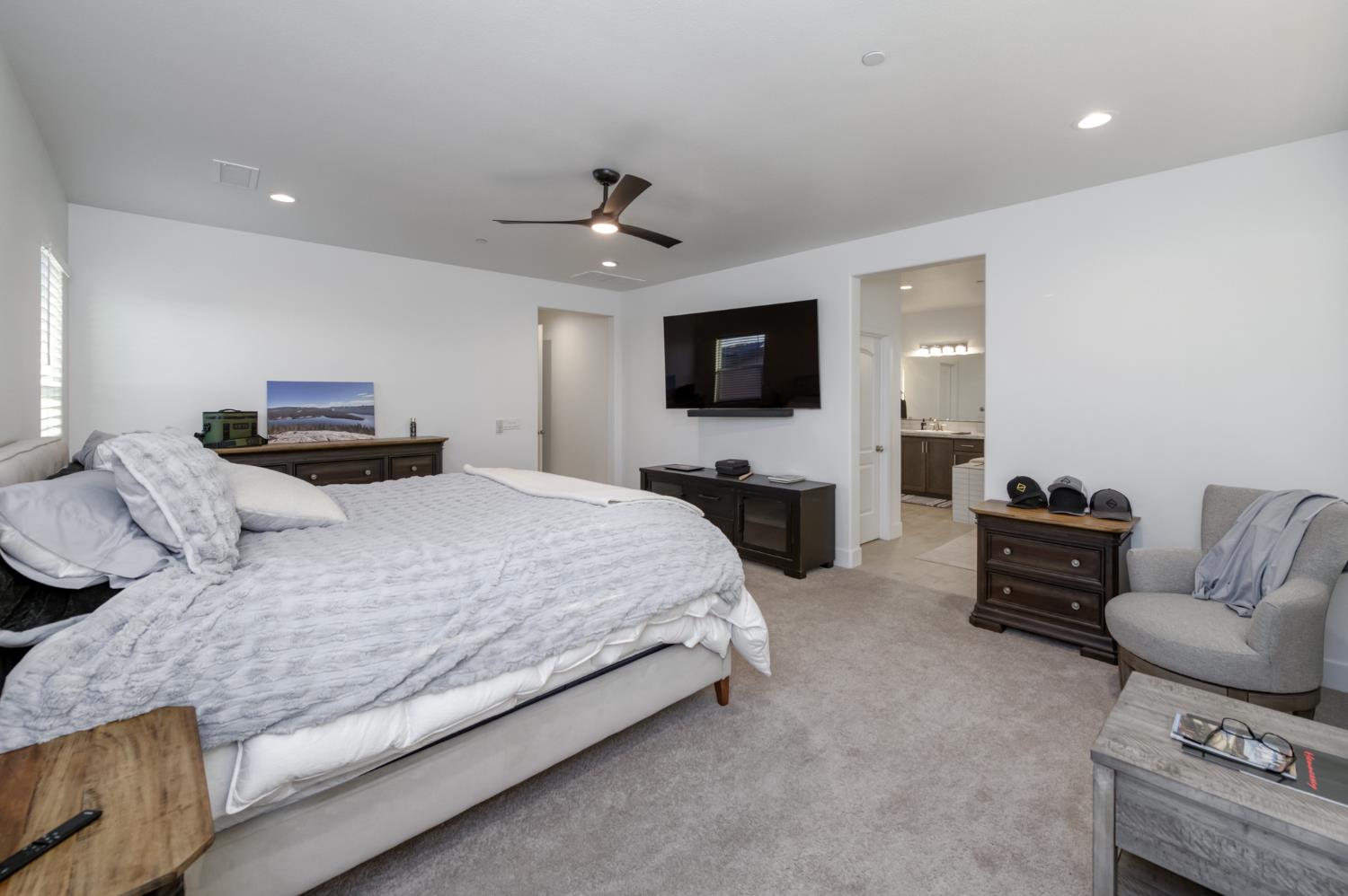 1042 Beaver Pond Loop, Madera, CA 93636