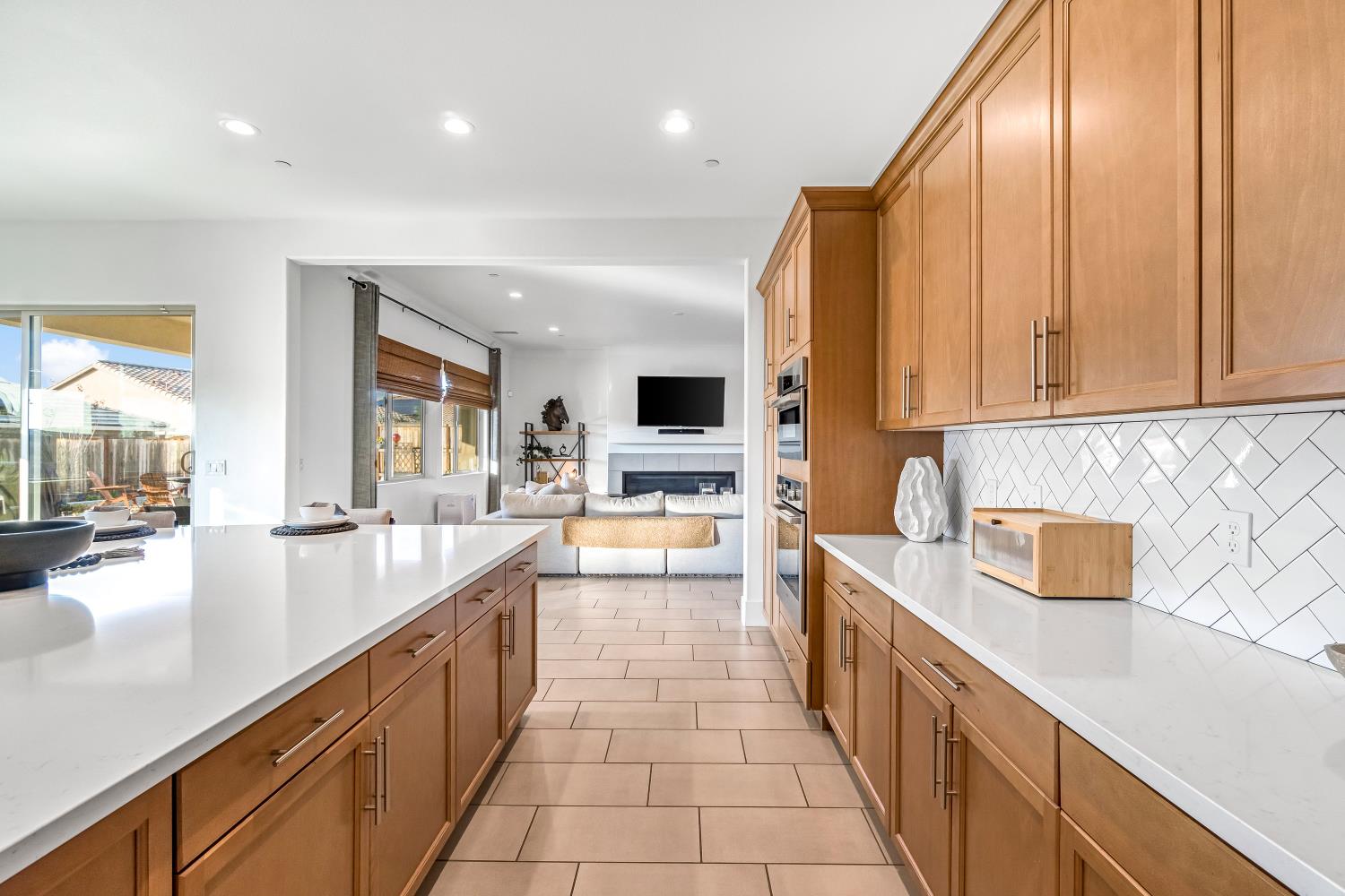 1048 Treasure Hills Dr, Madera, CA 93636