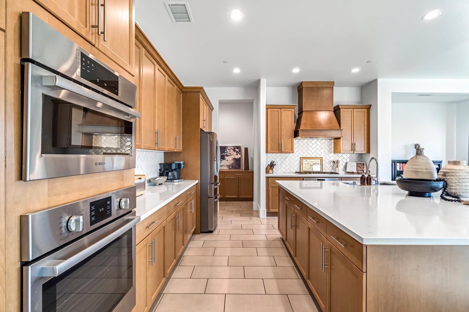 1048 Treasure Hills Dr, Madera, CA 93636