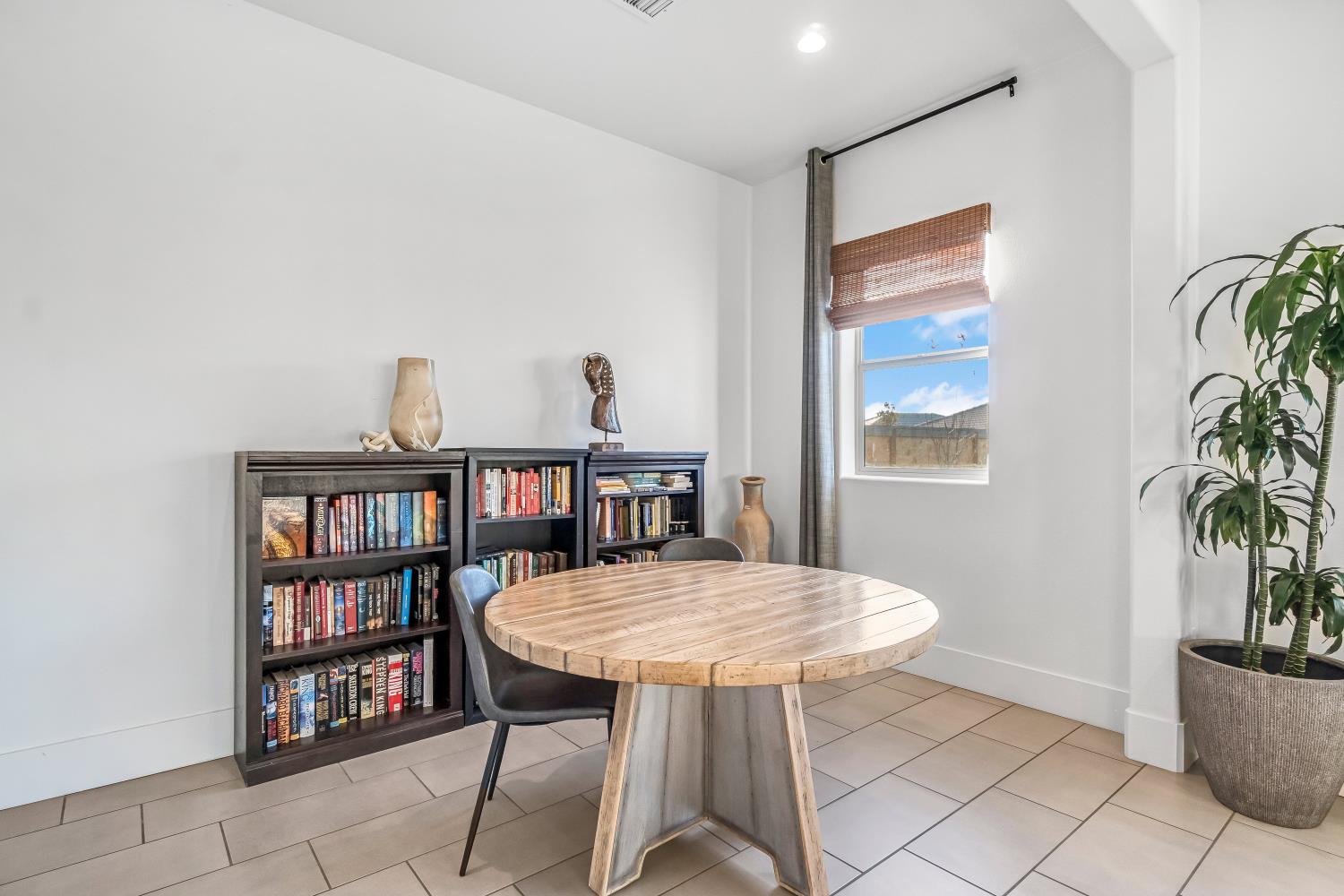 1048 Treasure Hills Dr, Madera, CA 93636