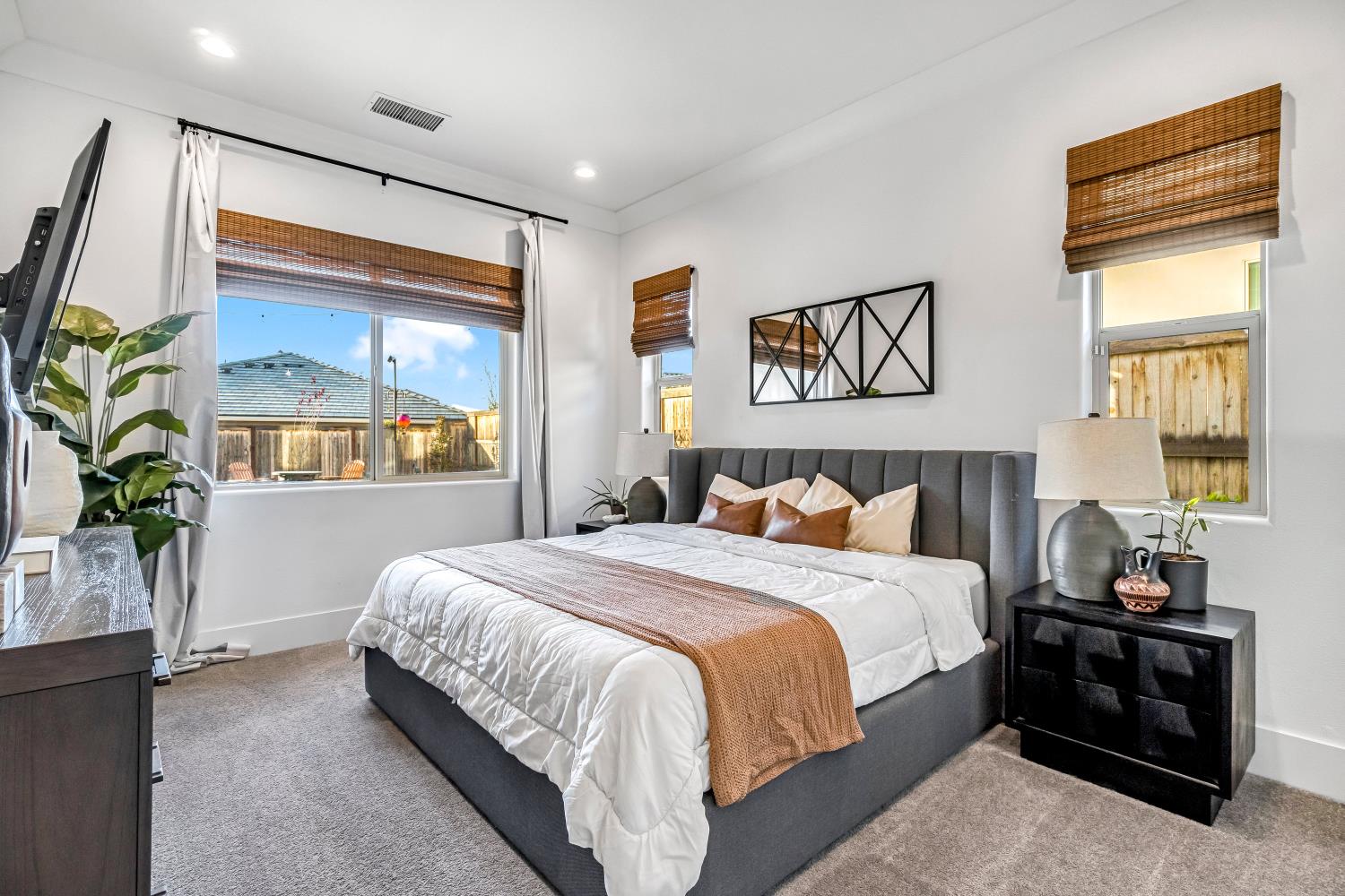 1048 Treasure Hills Dr, Madera, CA 93636