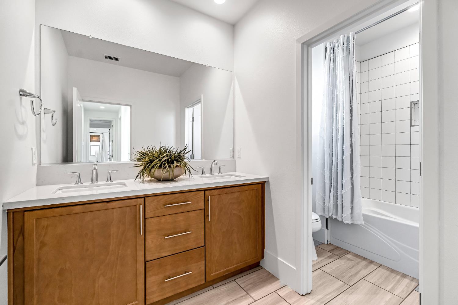 1048 Treasure Hills Dr, Madera, CA 93636