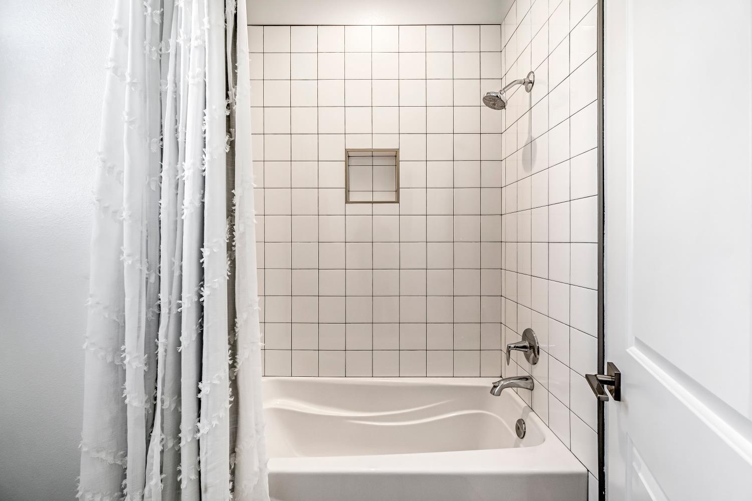 1048 Treasure Hills Dr, Madera, CA 93636