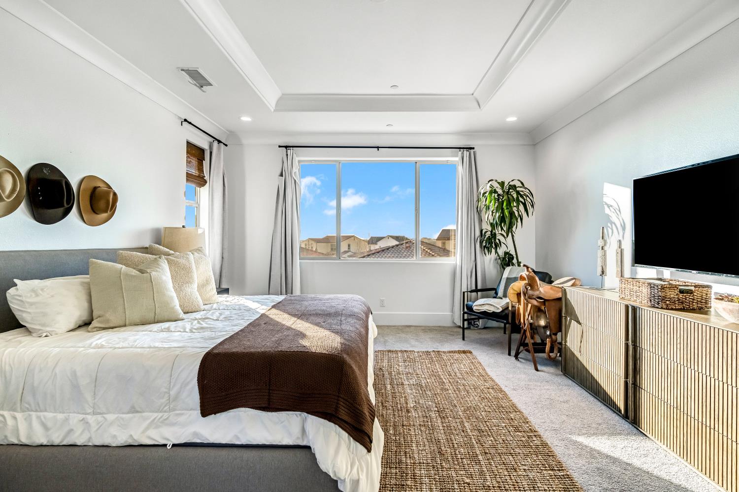 1048 Treasure Hills Dr, Madera, CA 93636