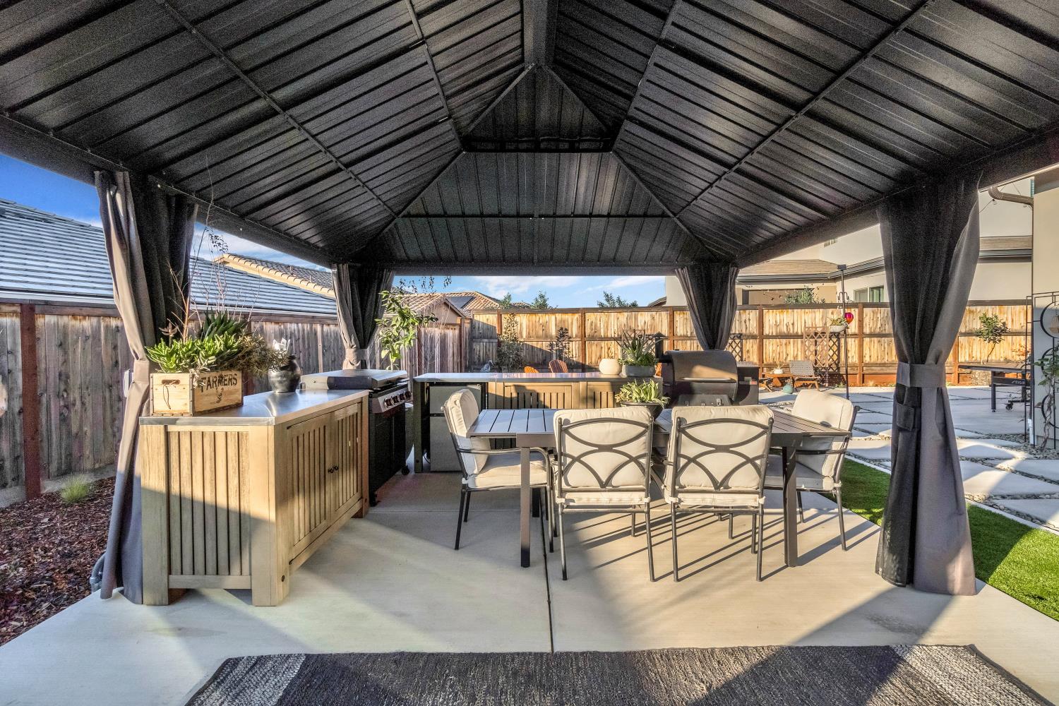 1048 Treasure Hills Dr, Madera, CA 93636