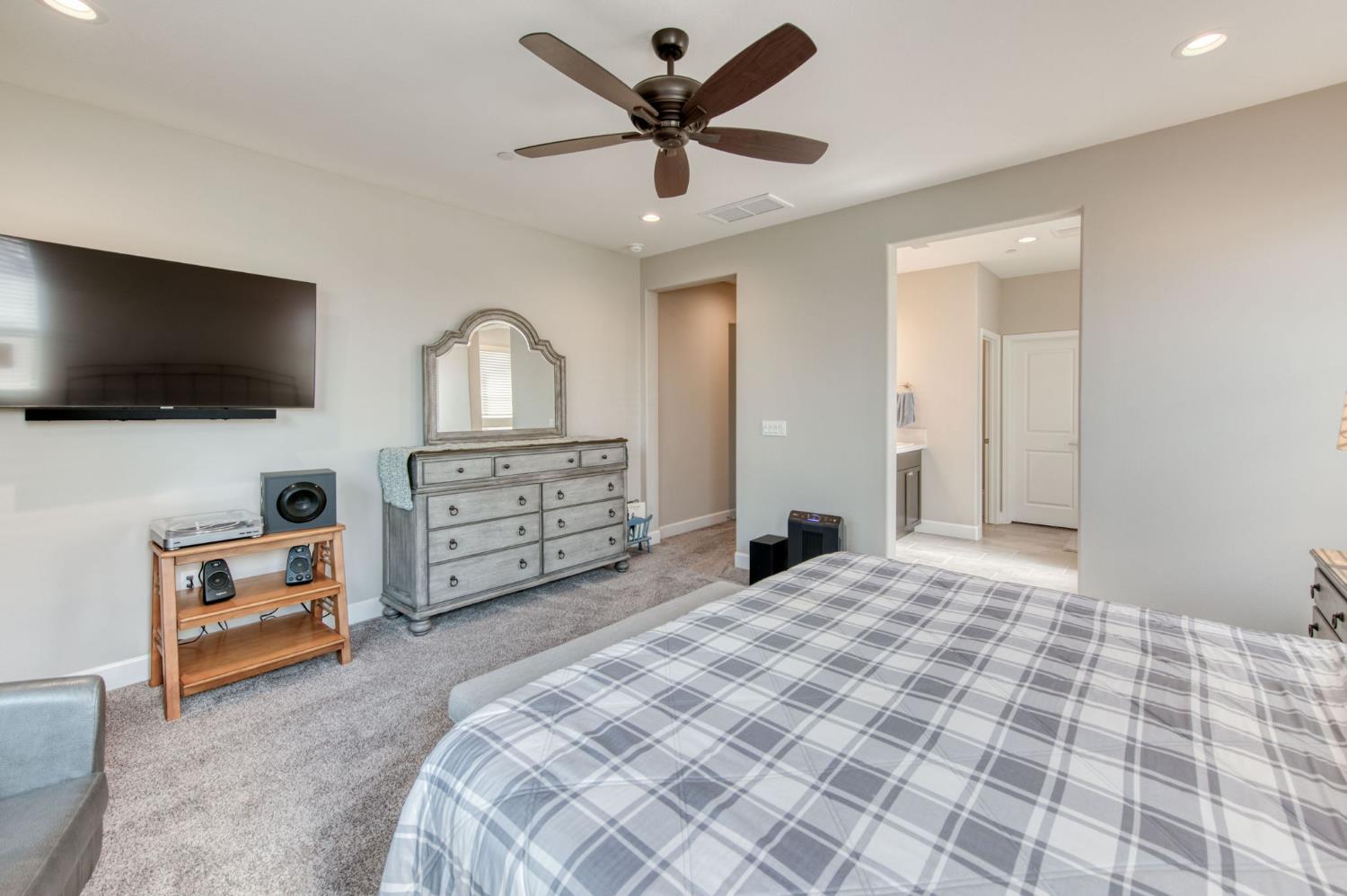 1178 Wildflower Ave, Madera, CA 93636