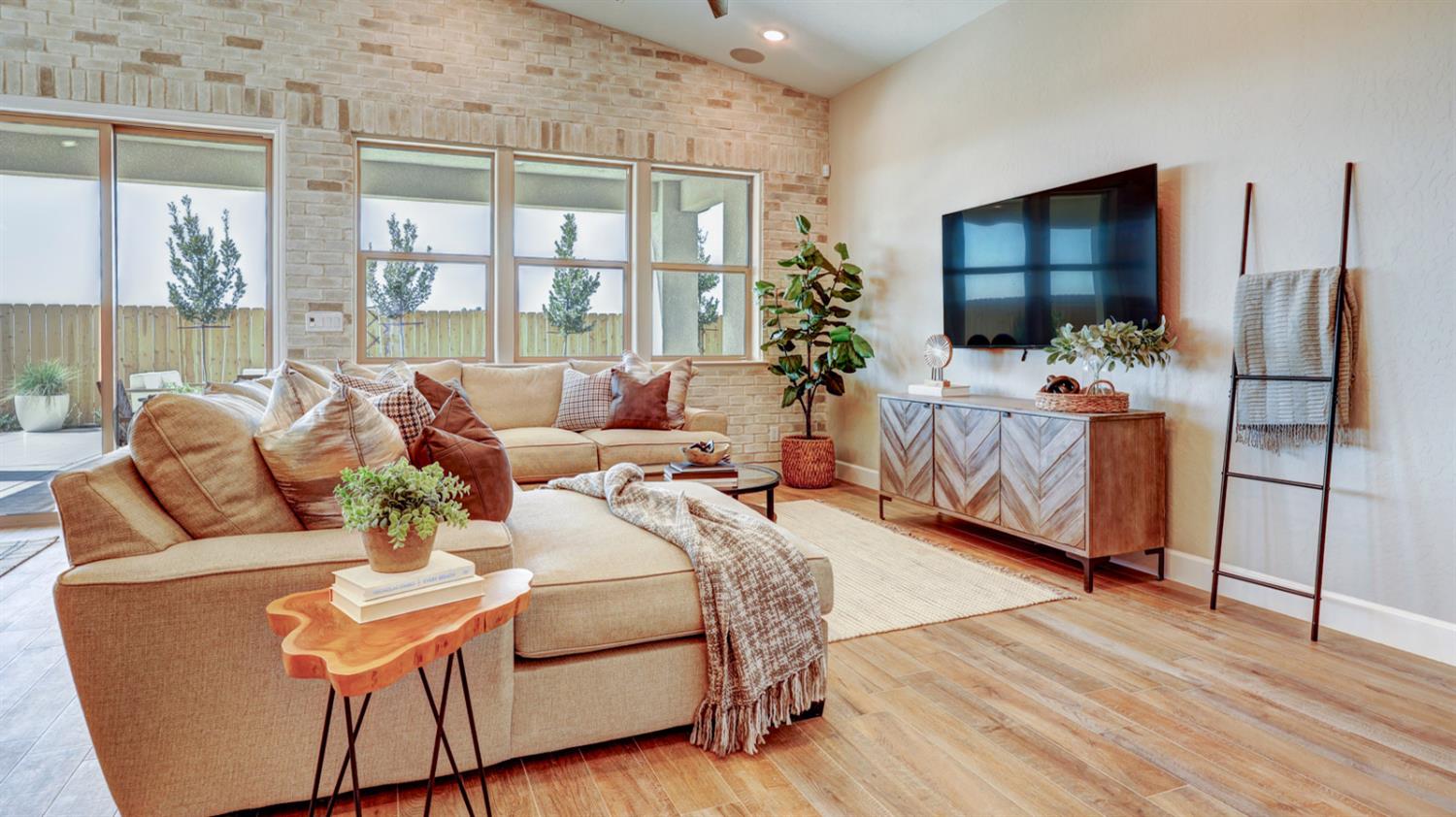 1124 Sophie Dr W, Madera, CA 93636