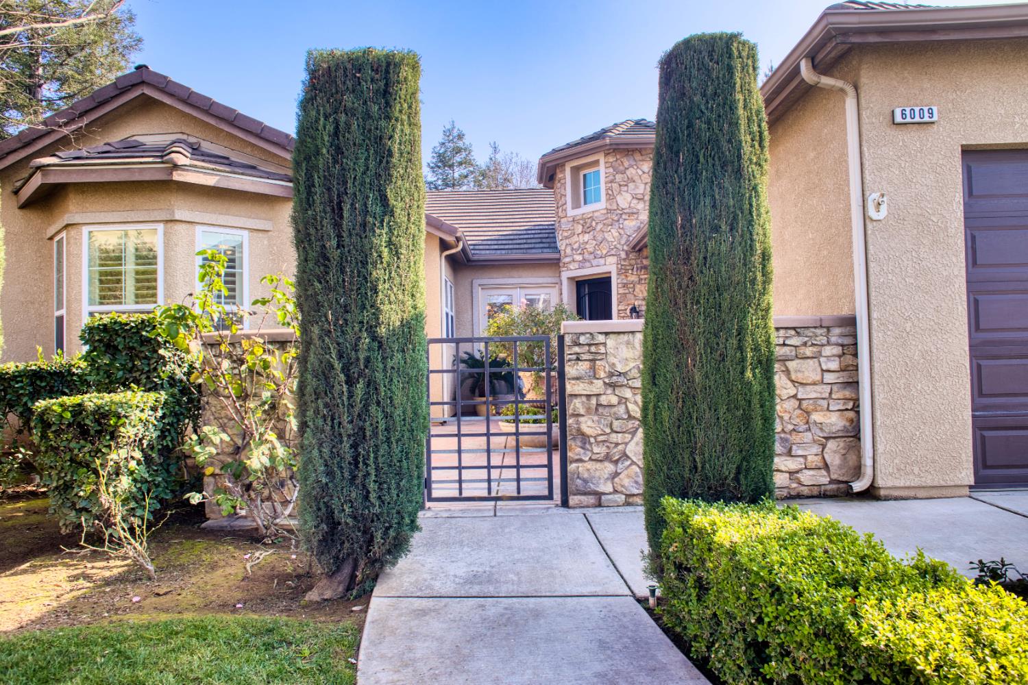 6009 W Goux Ave, Fresno, CA 93722