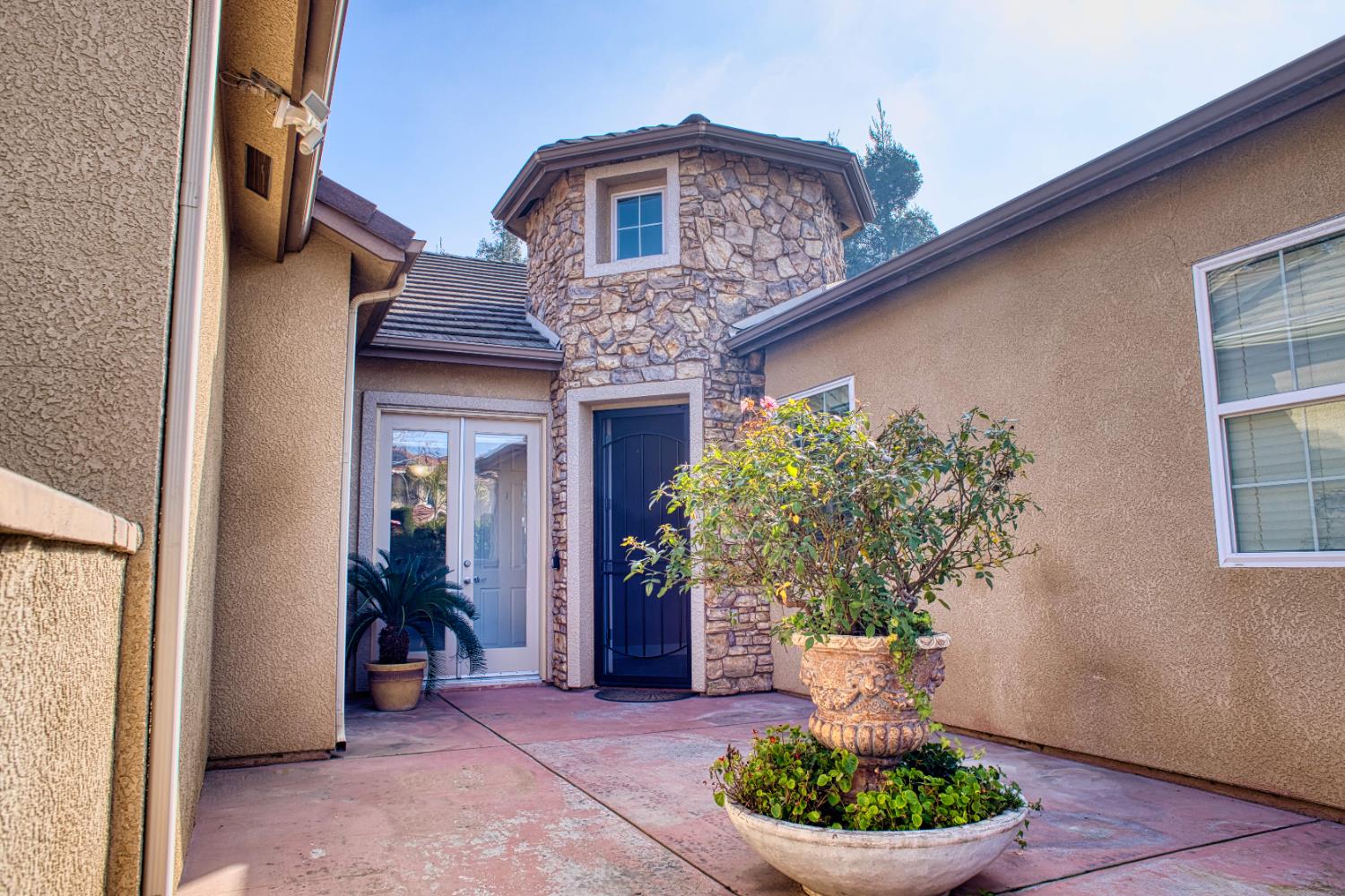 6009 W Goux Ave, Fresno, CA 93722