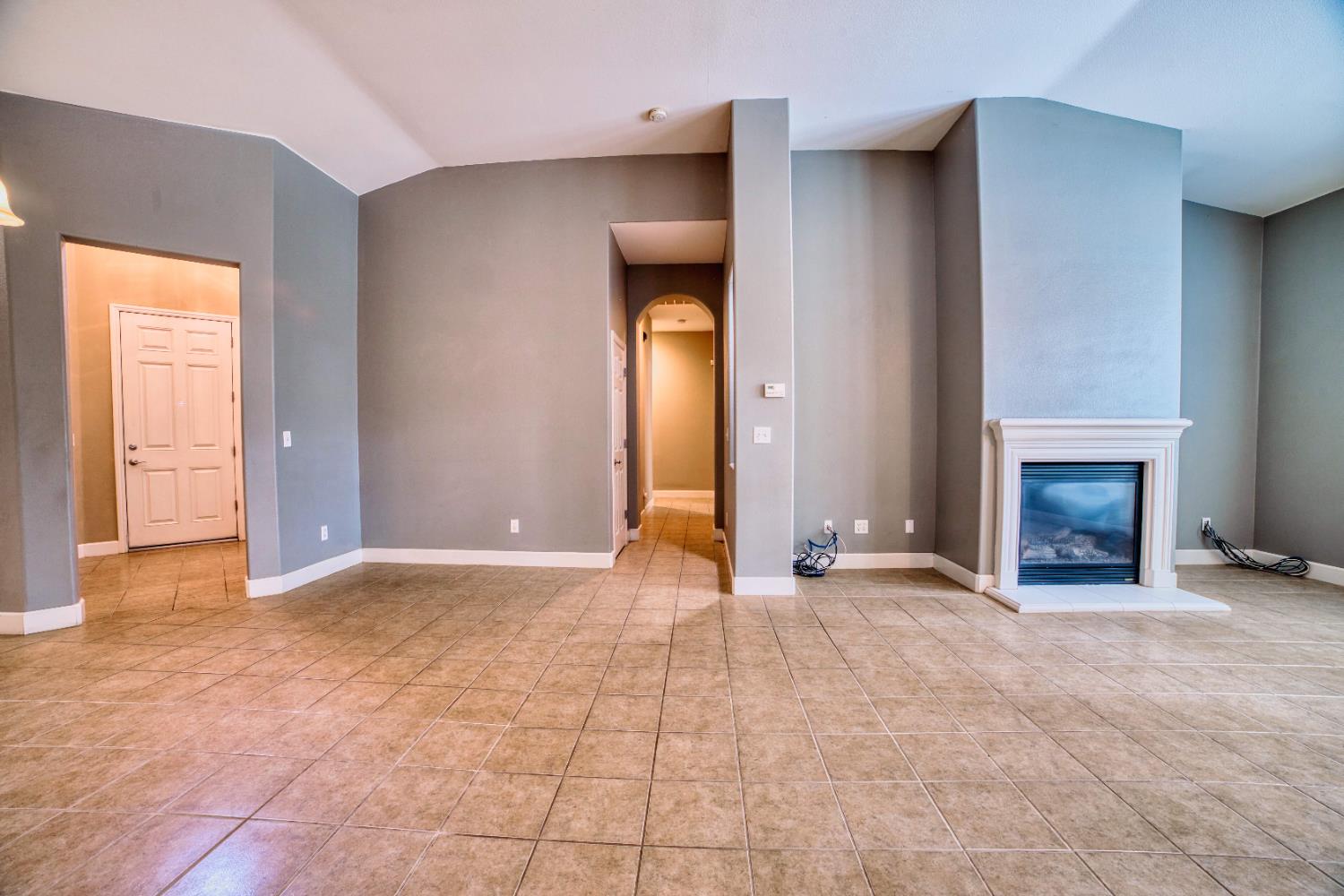 6009 W Goux Ave, Fresno, CA 93722