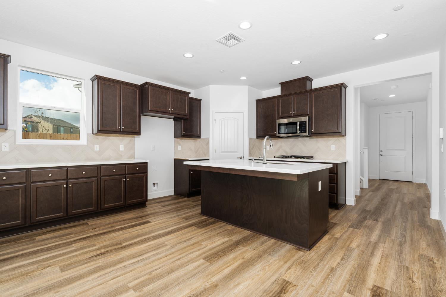 1146 Ponderosa Way W, Madera, CA 93636