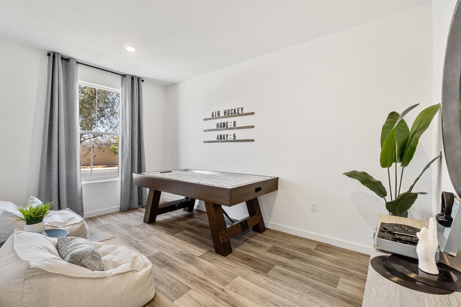 966 Deerhorn Dr W, Madera, CA 93636