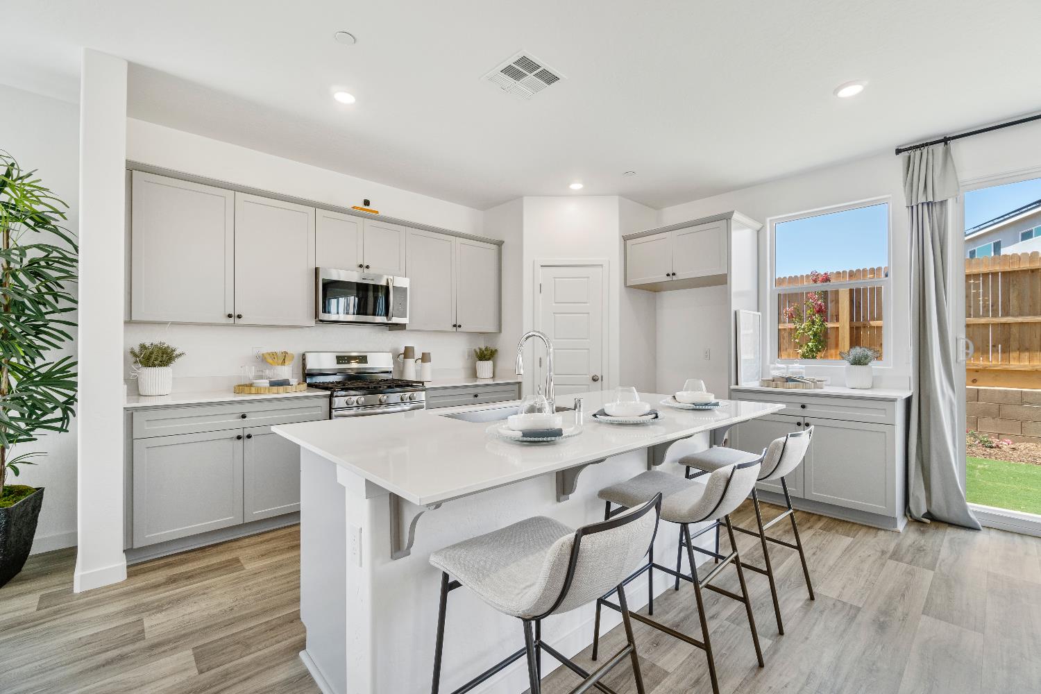 966 Deerhorn Dr W, Madera, CA 93636