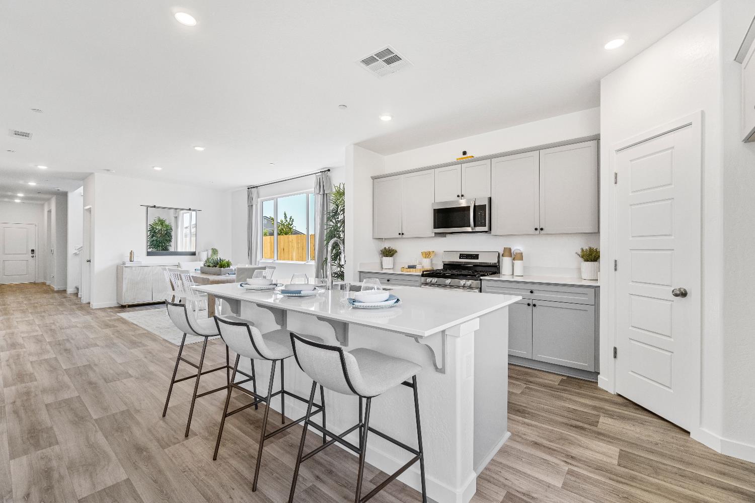 966 Deerhorn Dr W, Madera, CA 93636