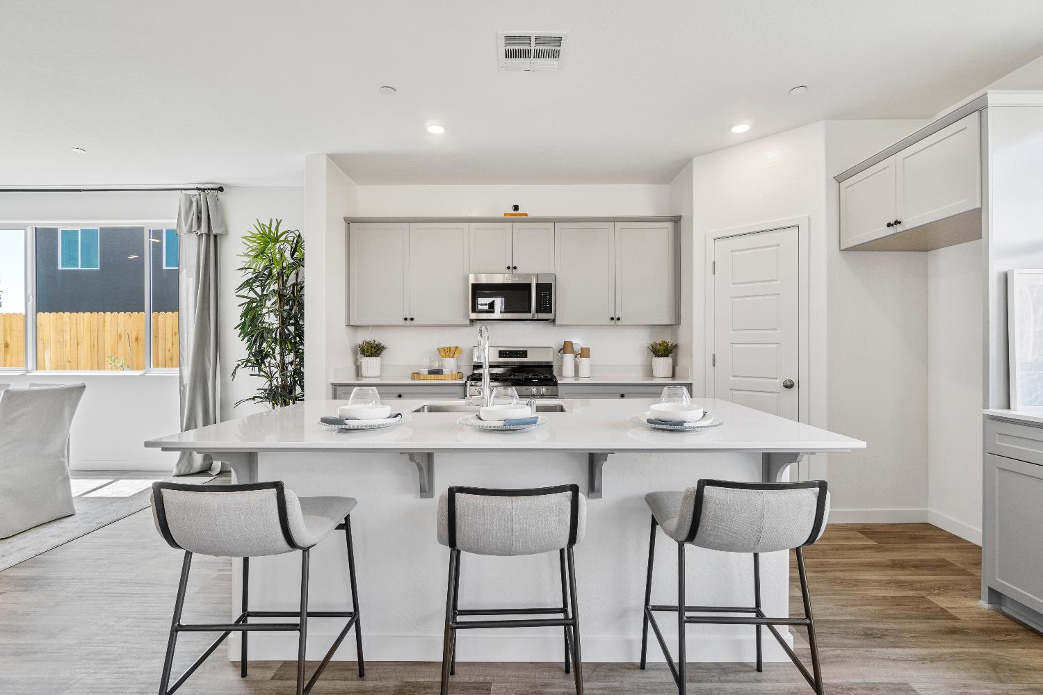 966 Deerhorn Dr W, Madera, CA 93636