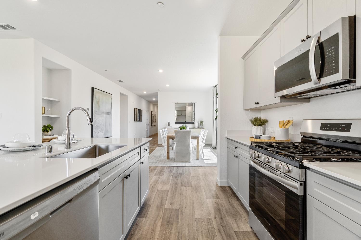 966 Deerhorn Dr W, Madera, CA 93636