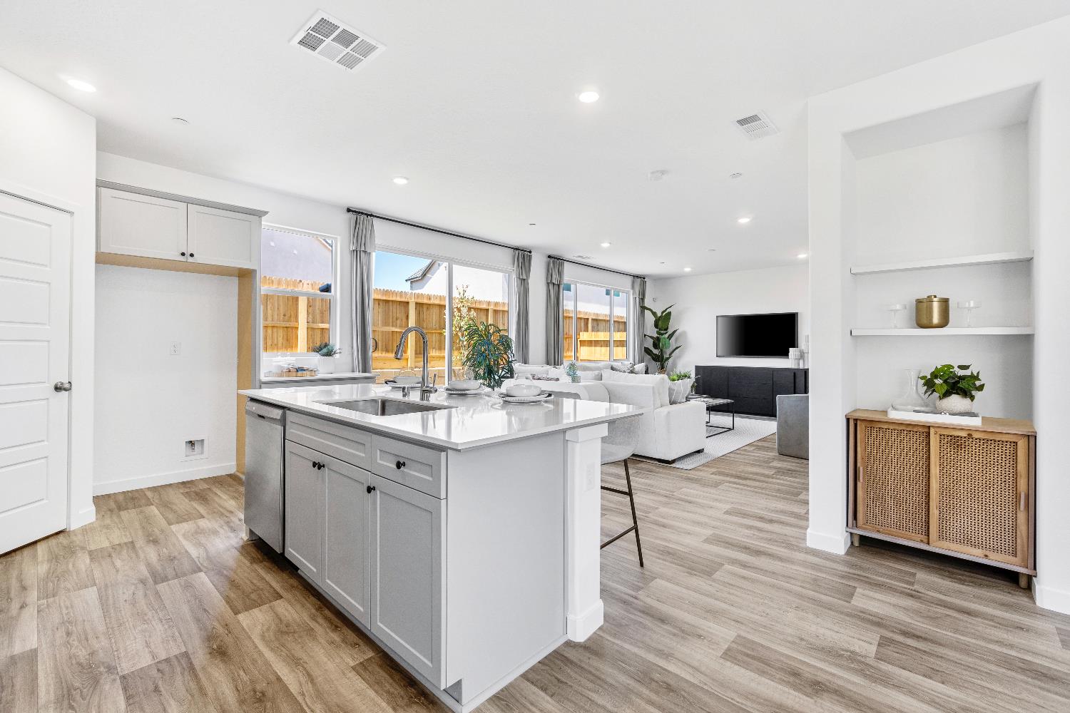 966 Deerhorn Dr W, Madera, CA 93636