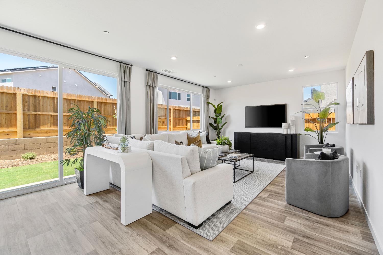 966 Deerhorn Dr W, Madera, CA 93636