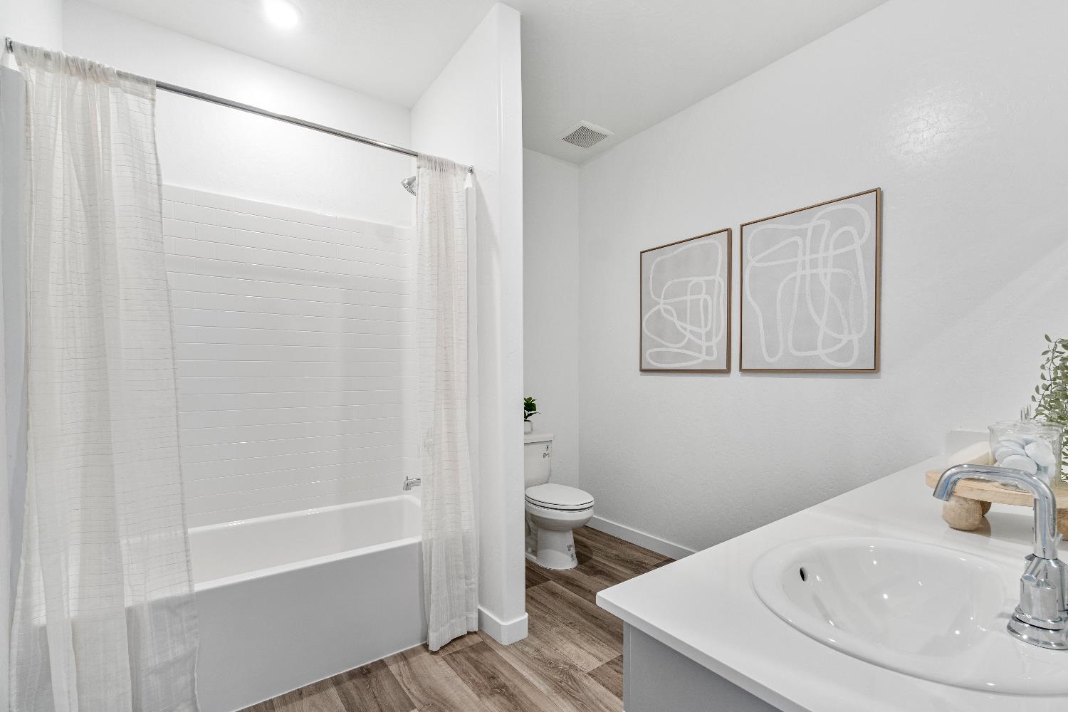 966 Deerhorn Dr W, Madera, CA 93636