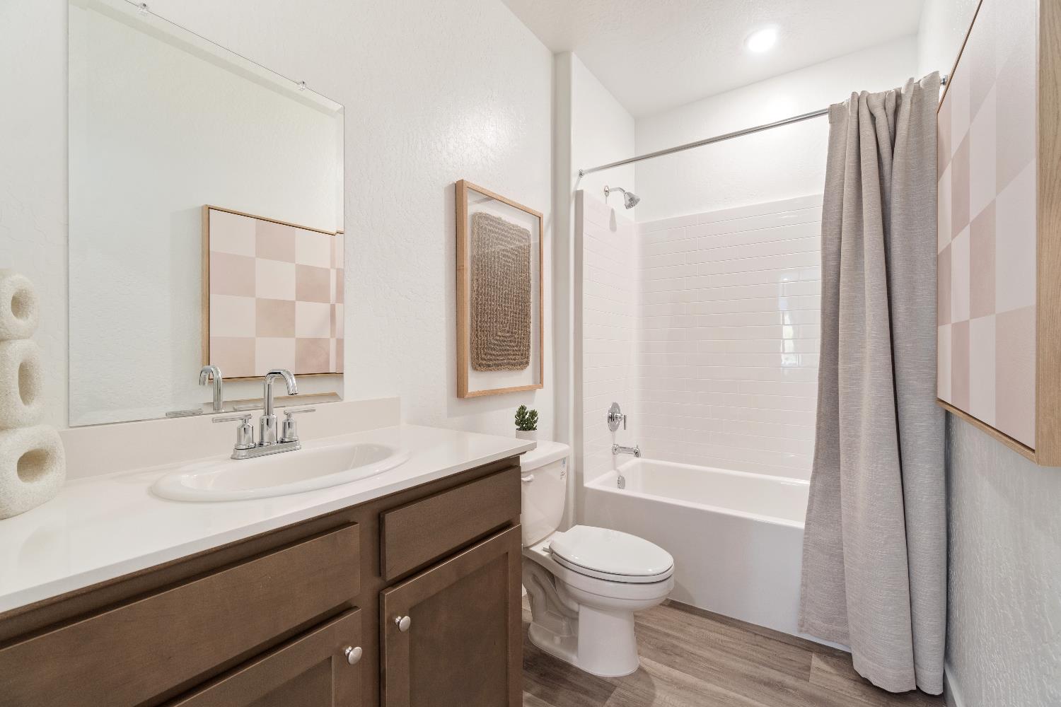 996 Deerhorn Dr W, Madera, CA 93636