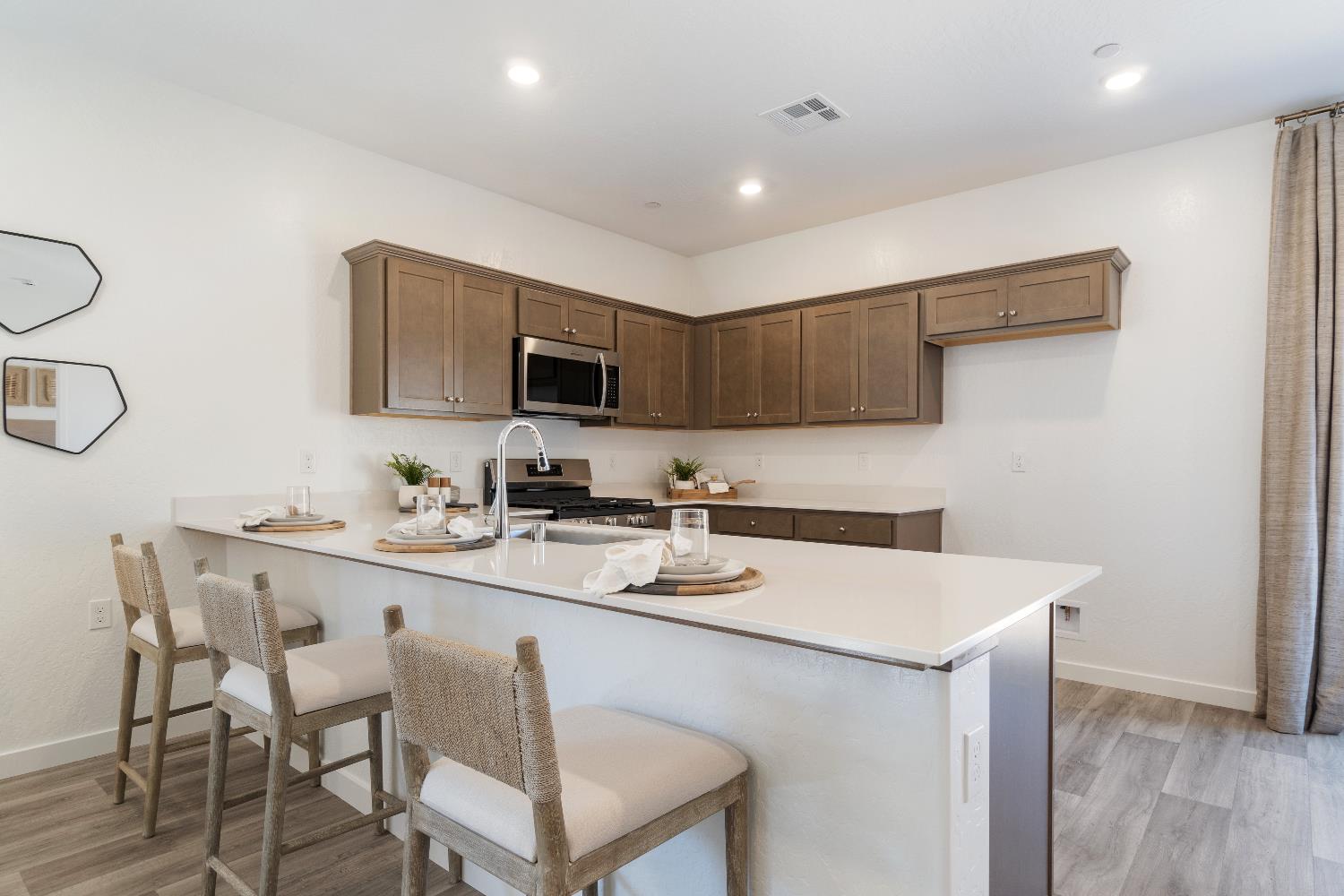 996 Deerhorn Dr W, Madera, CA 93636