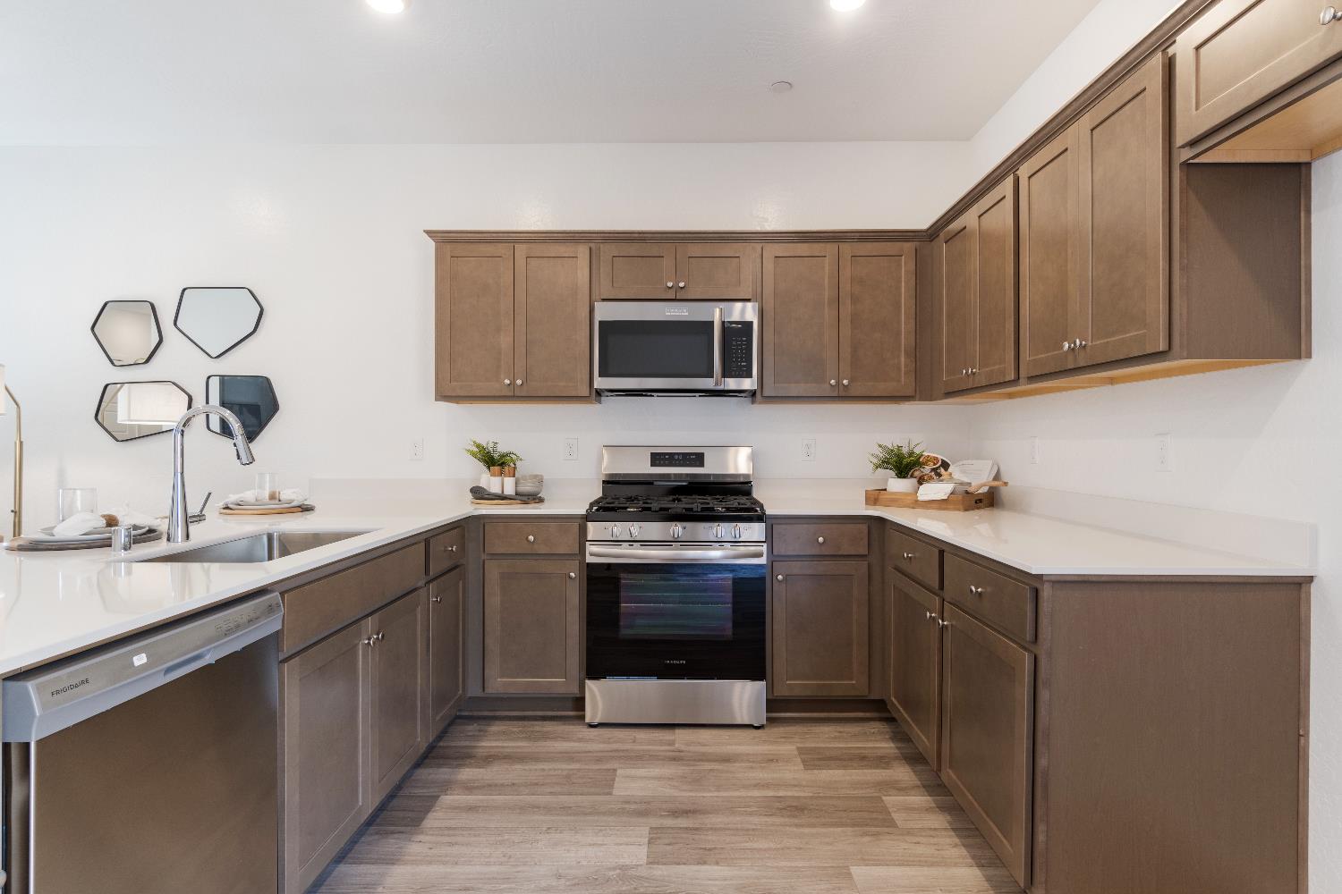 996 Deerhorn Dr W, Madera, CA 93636