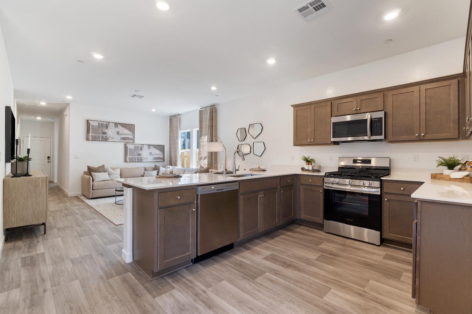 996 Deerhorn Dr W, Madera, CA 93636