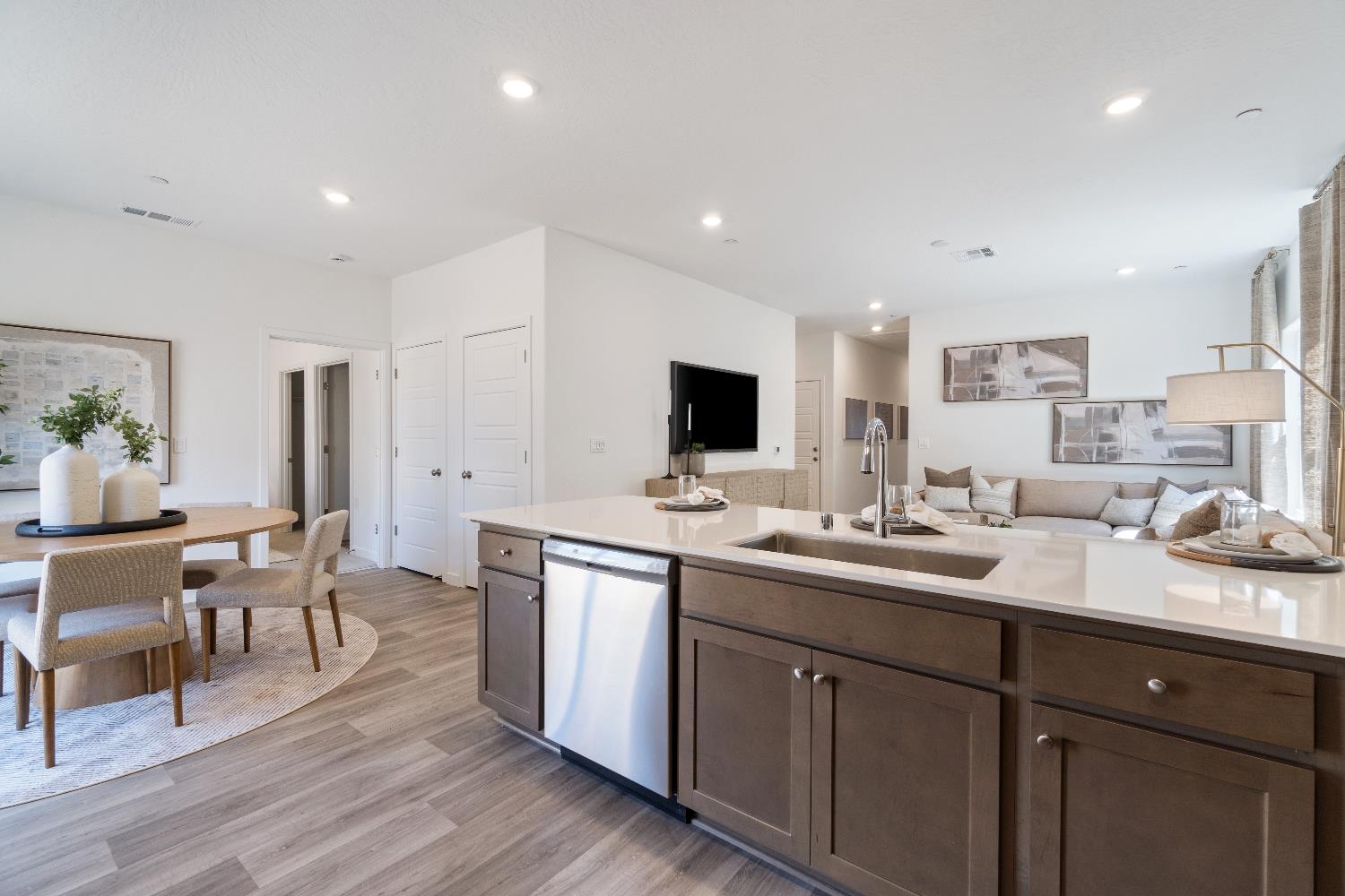 996 Deerhorn Dr W, Madera, CA 93636