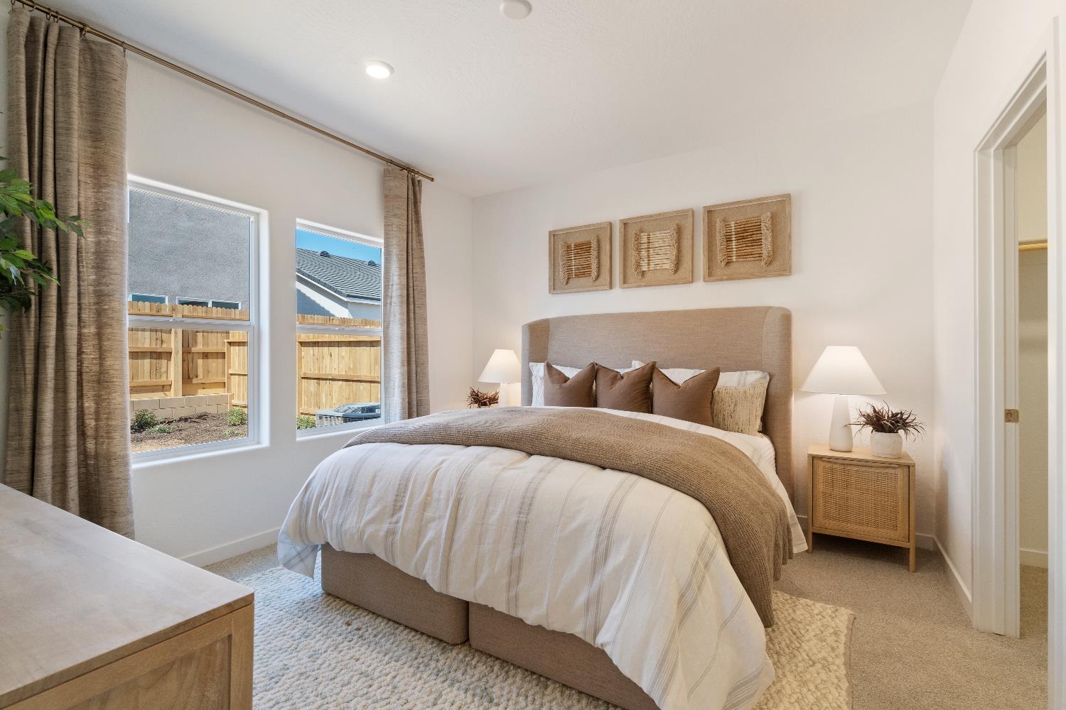 996 Deerhorn Dr W, Madera, CA 93636