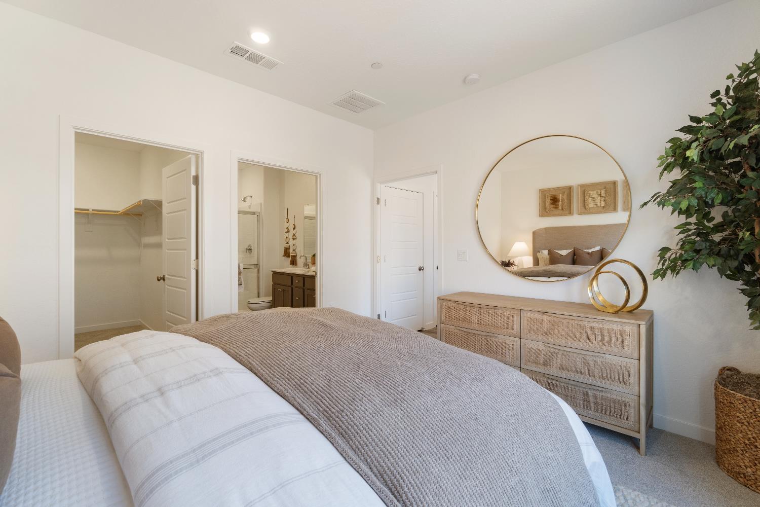 996 Deerhorn Dr W, Madera, CA 93636