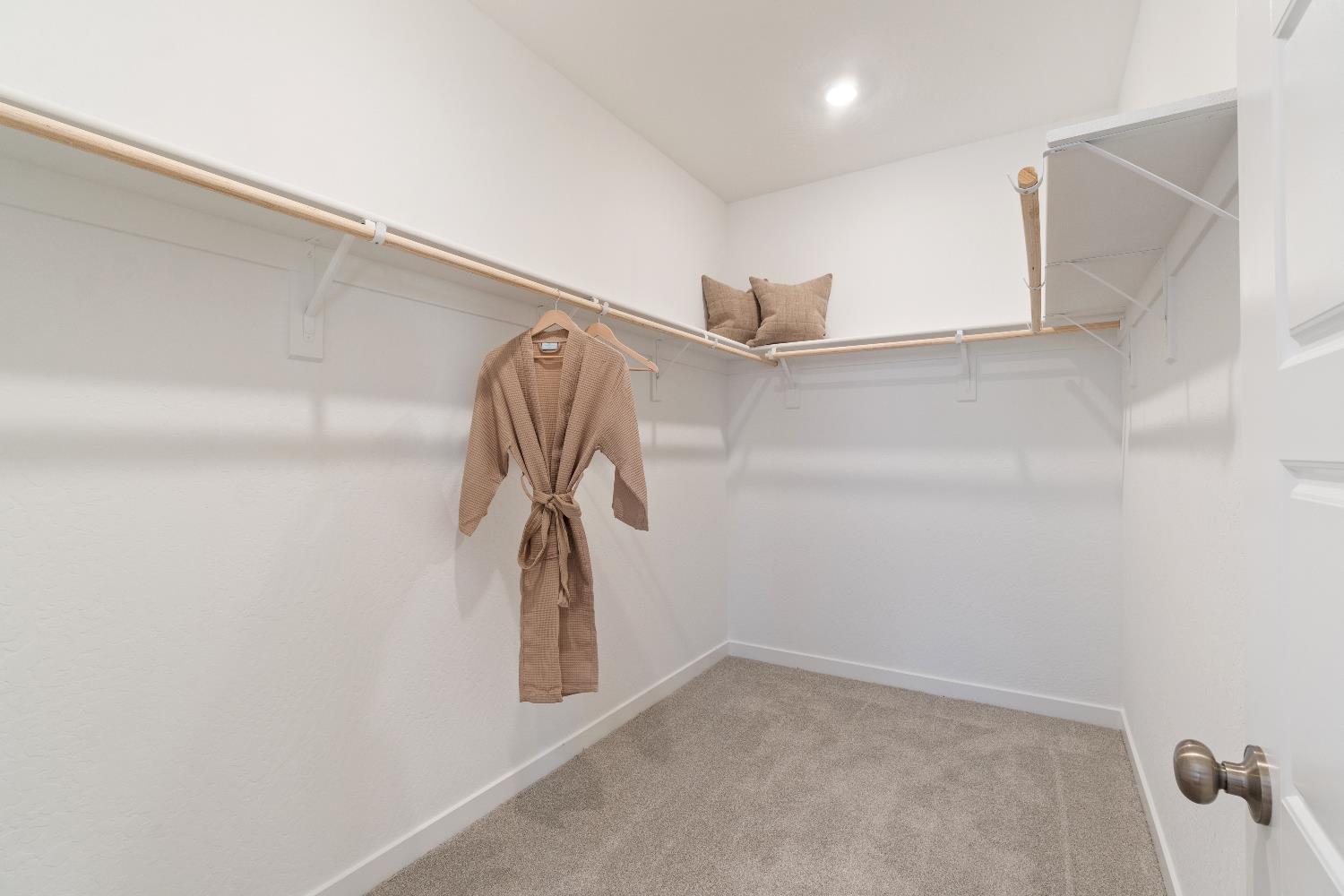 996 Deerhorn Dr W, Madera, CA 93636