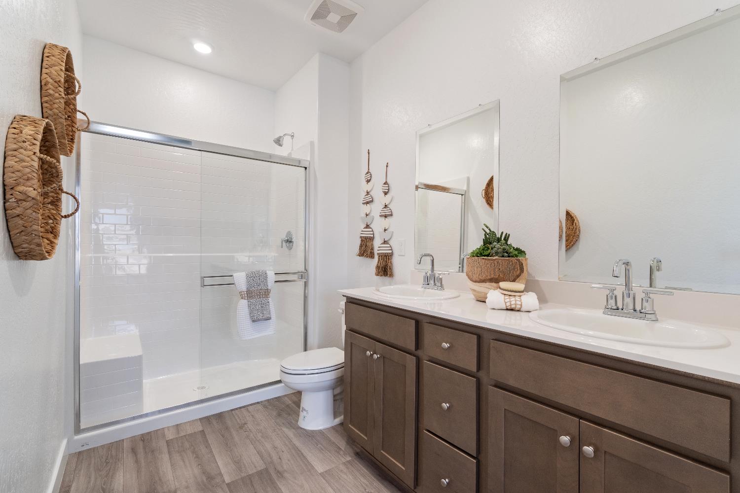 996 Deerhorn Dr W, Madera, CA 93636