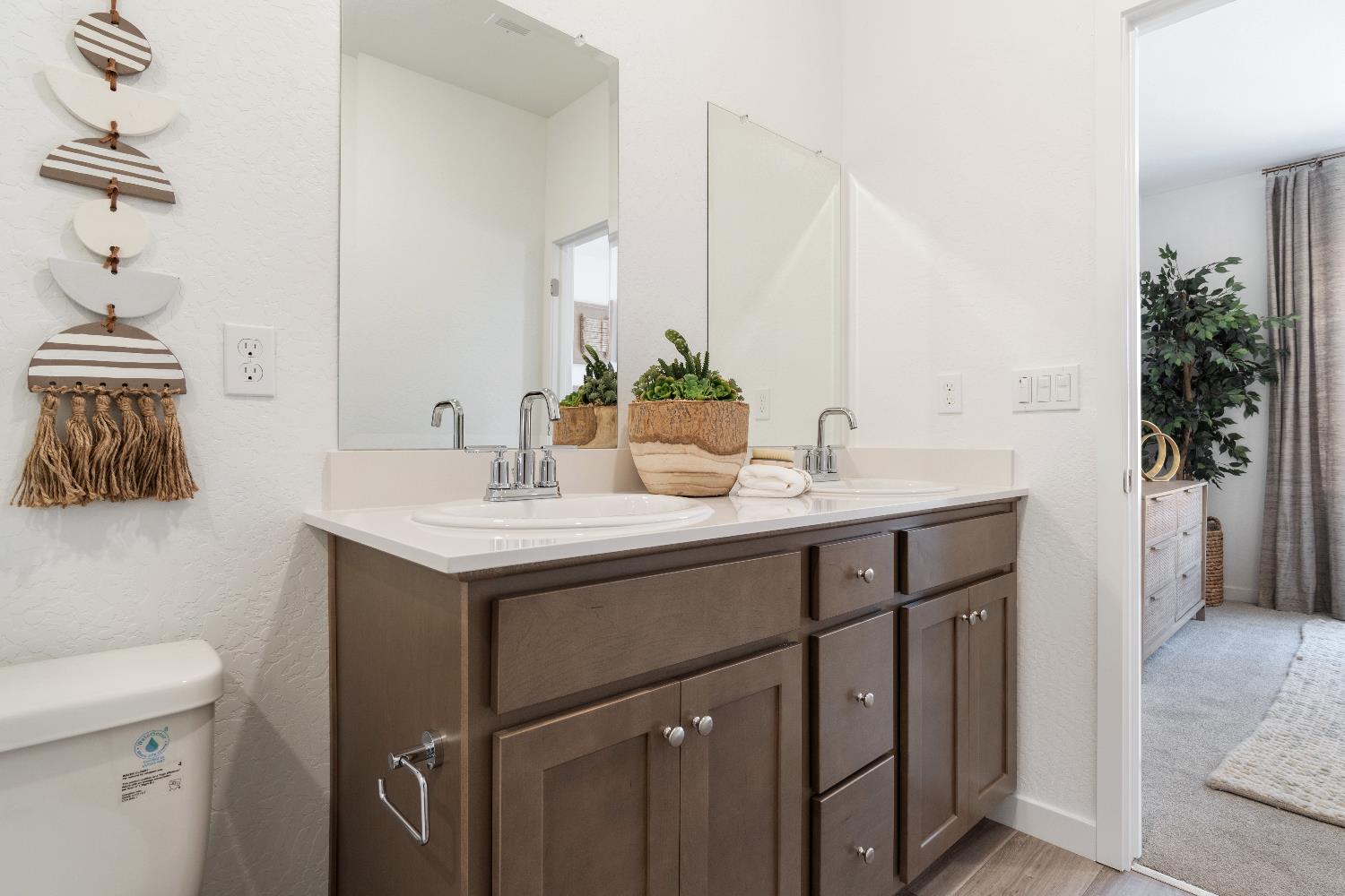 996 Deerhorn Dr W, Madera, CA 93636