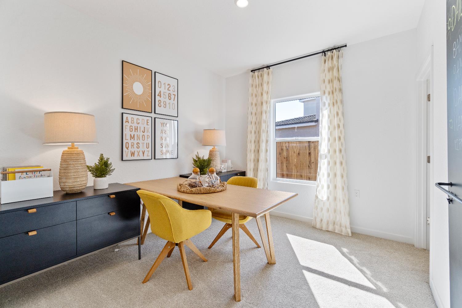 984 Deerhorn Dr W, Madera, CA 93636