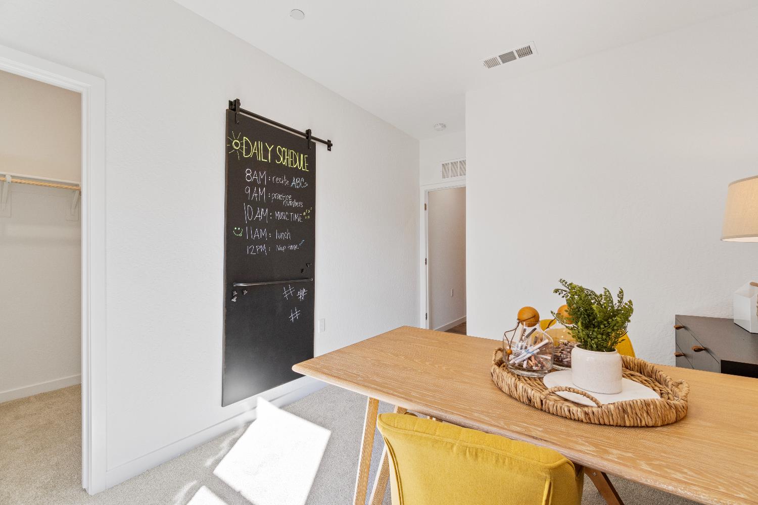 984 Deerhorn Dr W, Madera, CA 93636