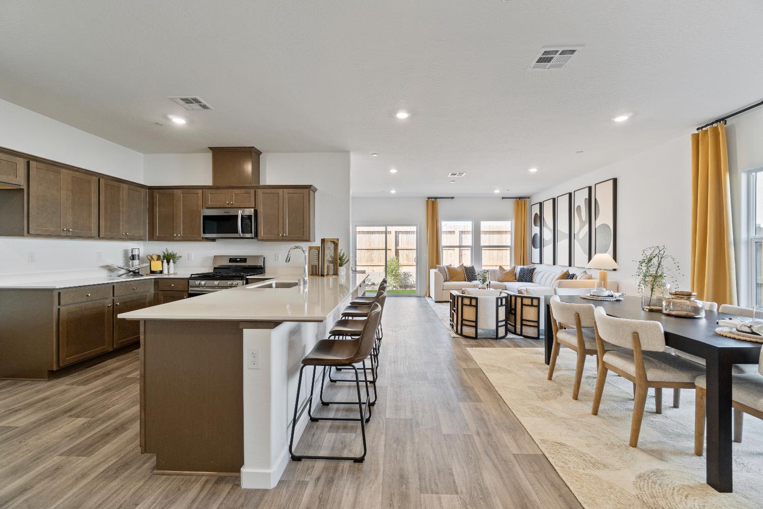 984 Deerhorn Dr W, Madera, CA 93636