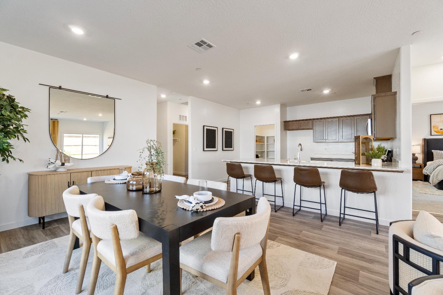 984 Deerhorn Dr W, Madera, CA 93636