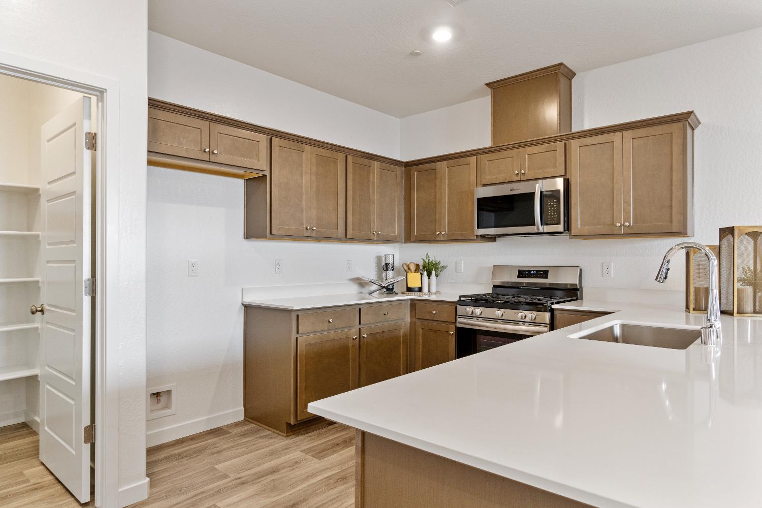 984 Deerhorn Dr W, Madera, CA 93636