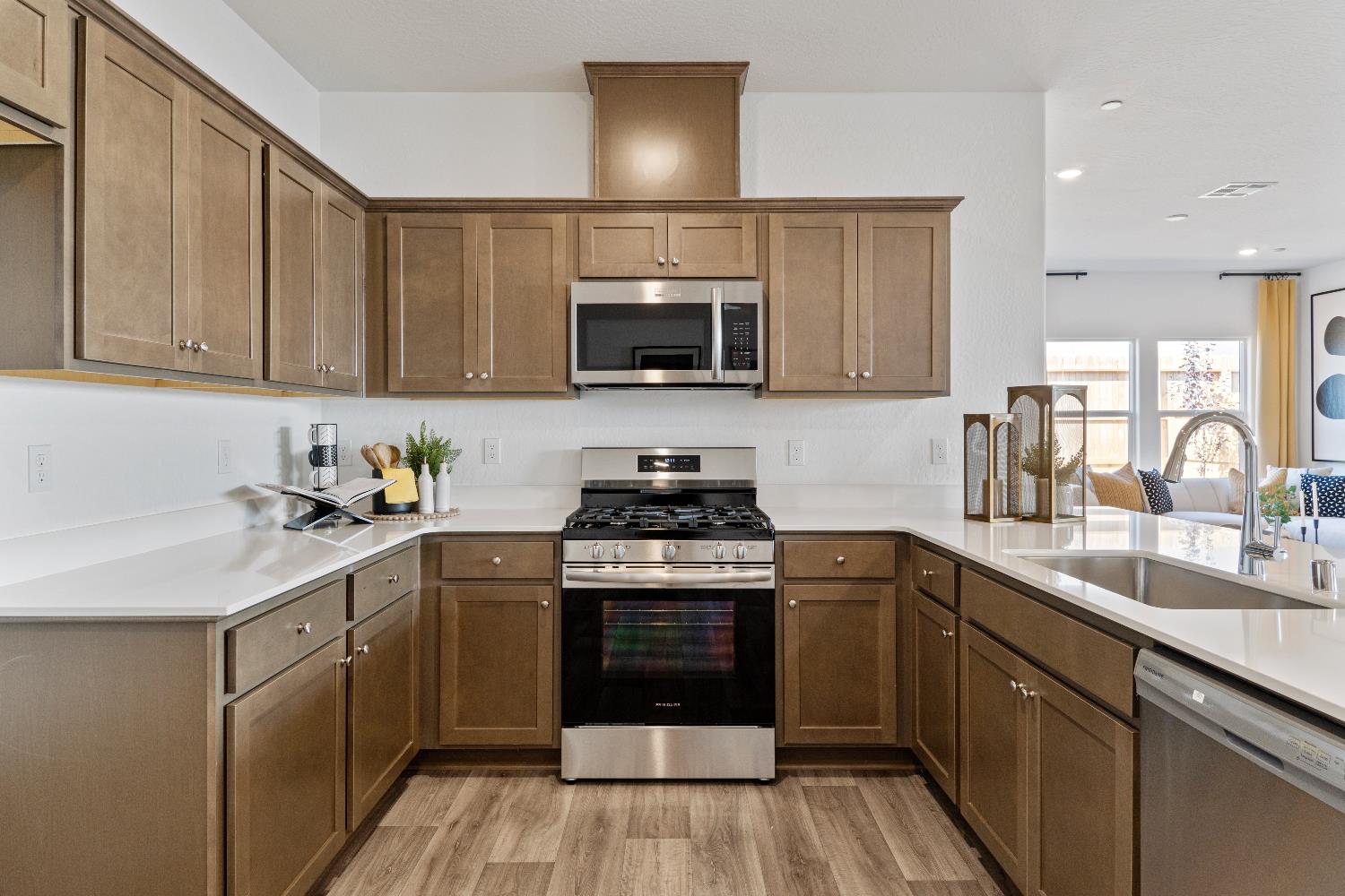 984 Deerhorn Dr W, Madera, CA 93636