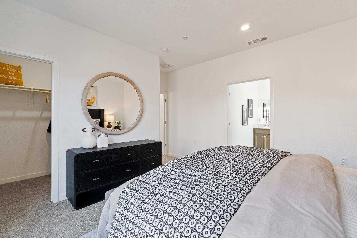 984 Deerhorn Dr W, Madera, CA 93636