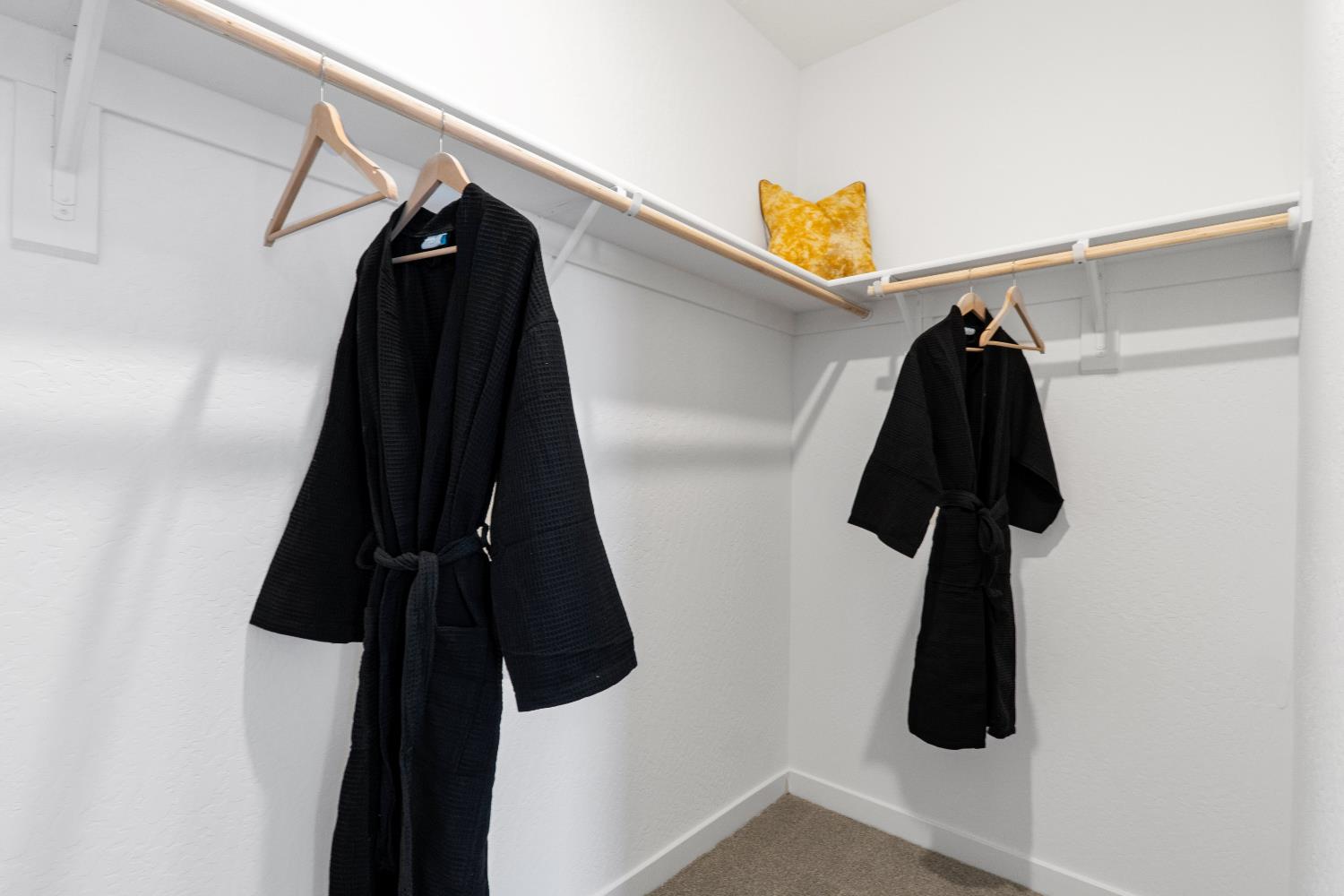 984 Deerhorn Dr W, Madera, CA 93636