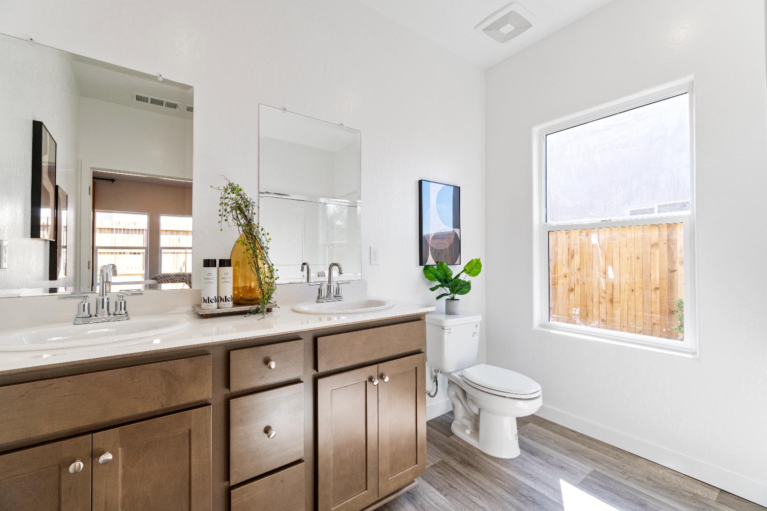 984 Deerhorn Dr W, Madera, CA 93636