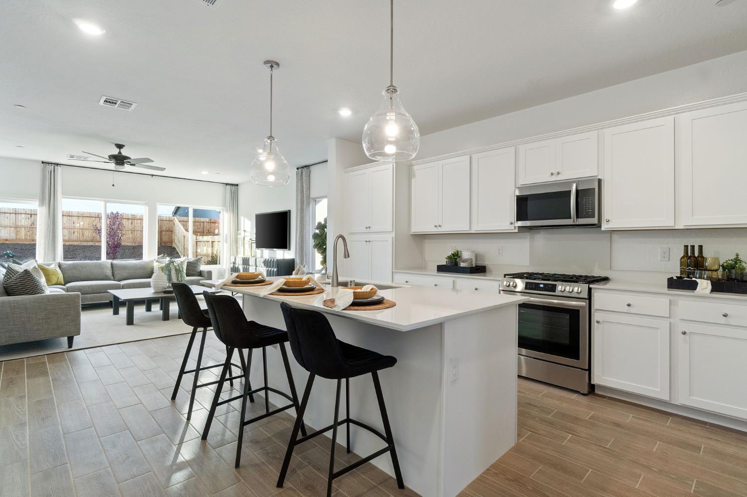 878 Traverse Dr S, Madera, CA 93636