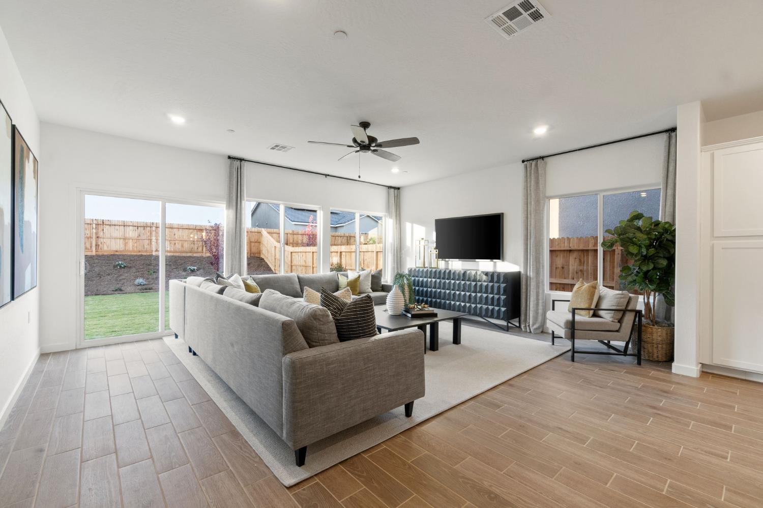 878 Traverse Dr S, Madera, CA 93636