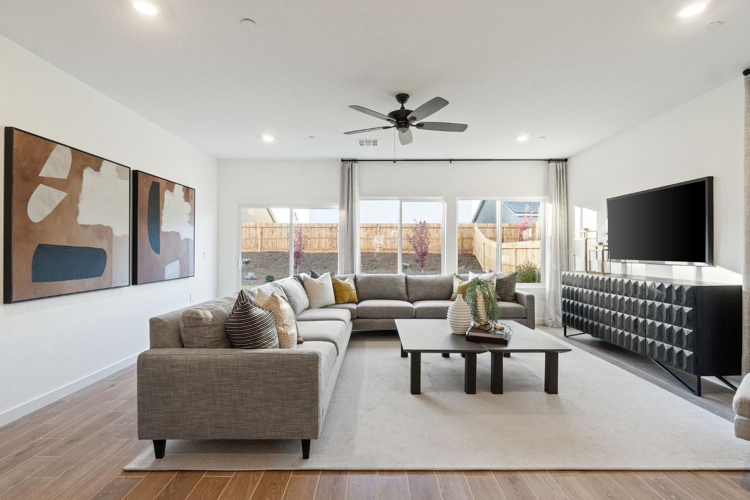 878 Traverse Dr S, Madera, CA 93636