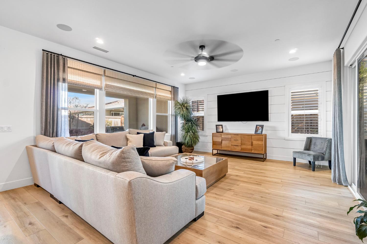 713 Harvest Dr, Madera, CA 93636