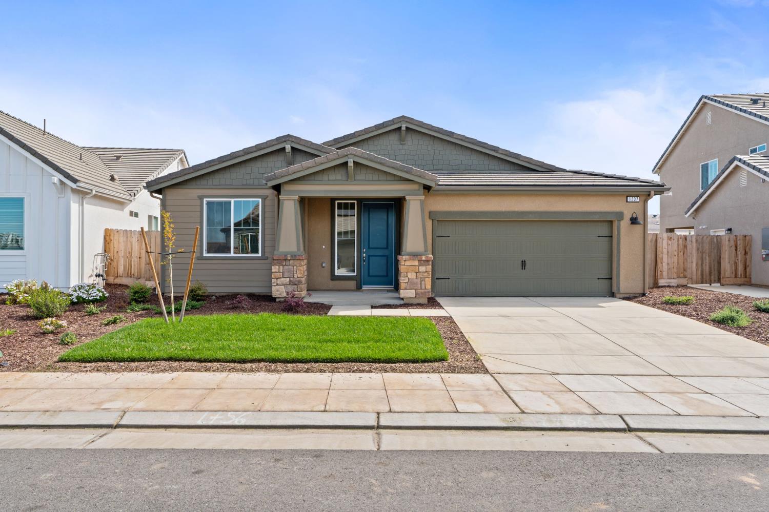 1237 Cathedral Ct S, Madera, CA 93636